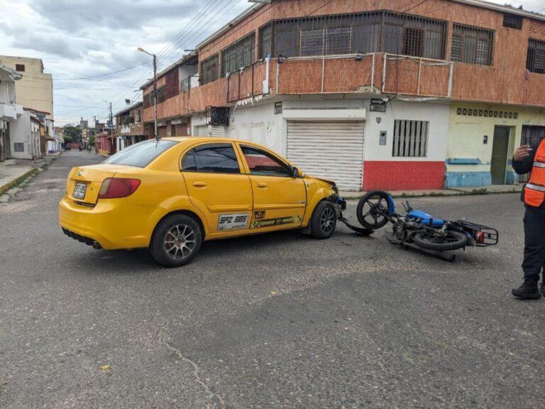 Colisión entre taxi y moto deja un lesionado en San Antonio