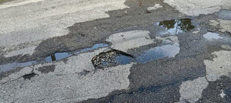 Desperdicio hídrico y vialidad destruida en calle 3 de Barrio Sucre