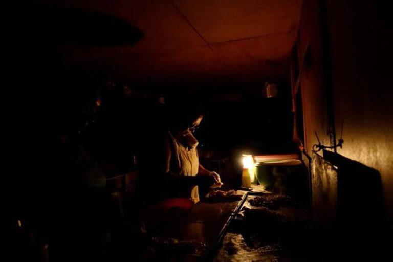 El costo de los apagones: venezolanos gastan entre 20 y 180 dólares en un mes