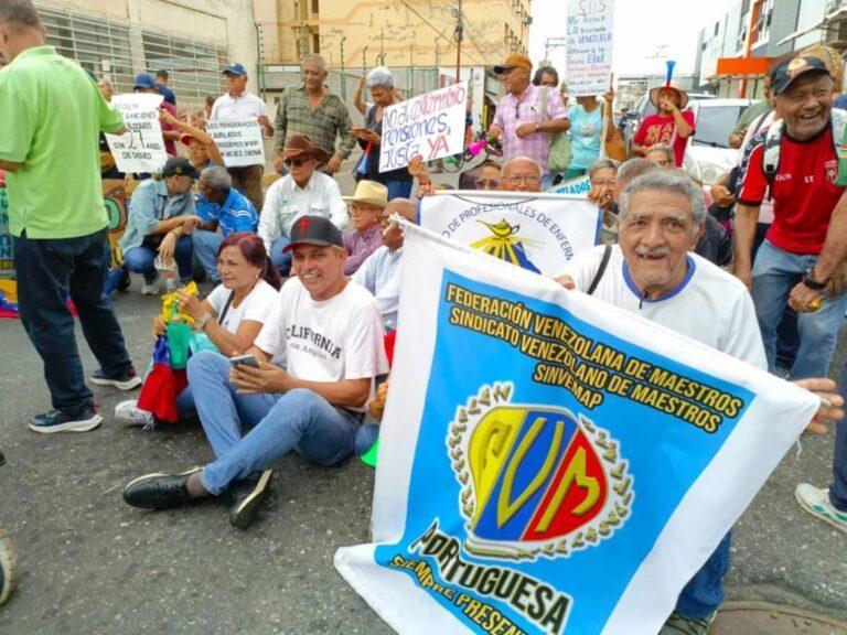“Queremos medicinas, no migajas” : adultos mayores protestan en Acarigua