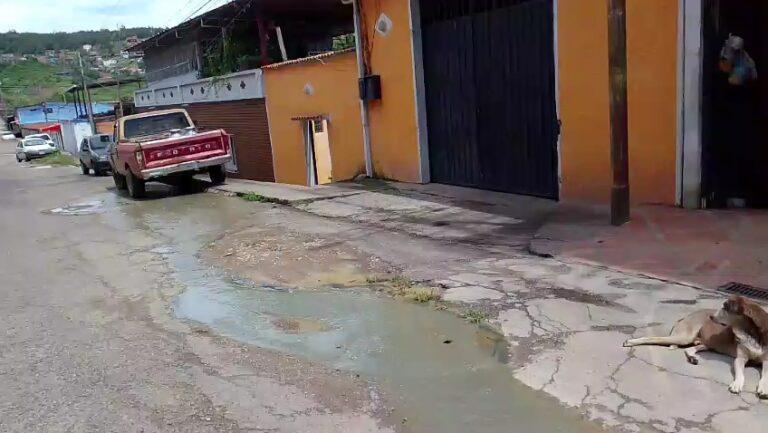 Barrio El Ñampo se sumerge entre aguas residuales