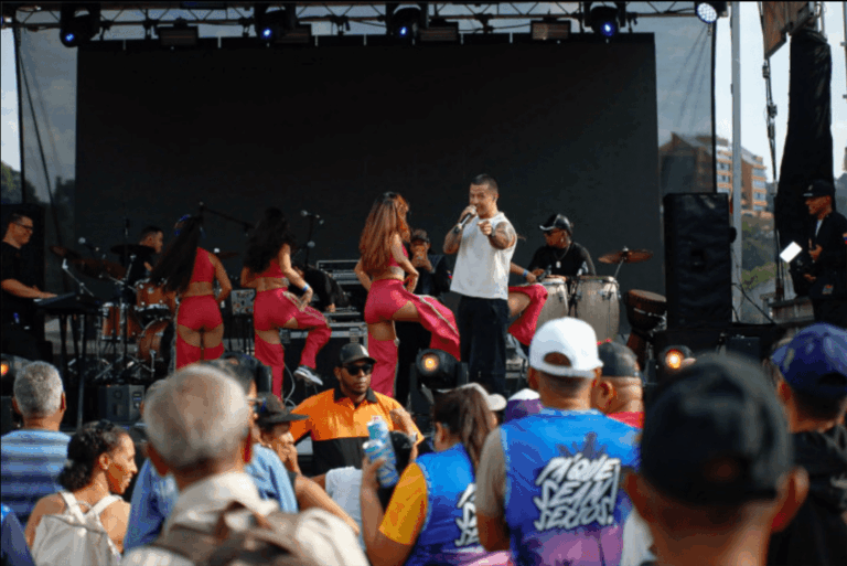 El oficialismo venezolano celebra el Día de los Trabajadores con concierto y manifestación