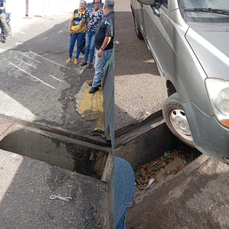 Vehículo cae en alcantarilla sin rejillas en frontera