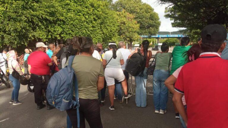 A la espera que los dejen retornar por el puente Simón Bolívar