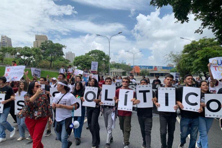 “Cuando las madres lloran, la juventud no ignora”: protestan en la UCV por muerte de Víctor Quero