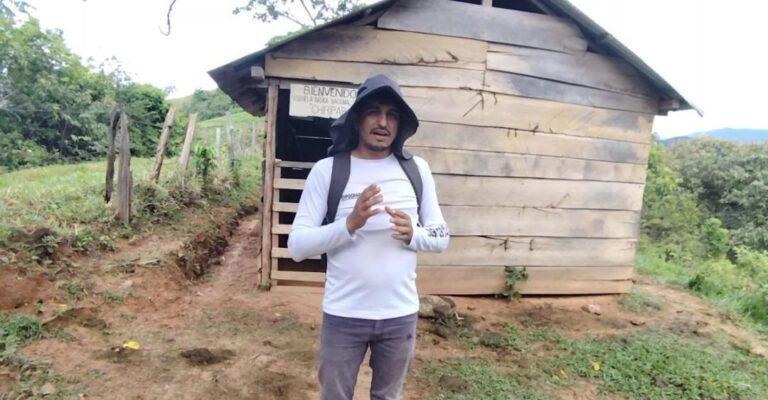 Barinas | ​Estudiantes de Chiriparo reciben clases entre maderas y techos colapsados