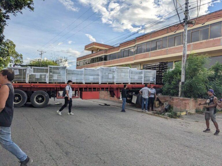 Gandola impacta contra estructura comercial en San Antonio