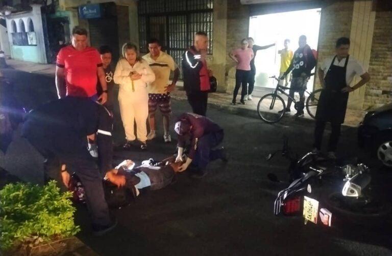 Colisión de carro y moto deja una mujer lesionada