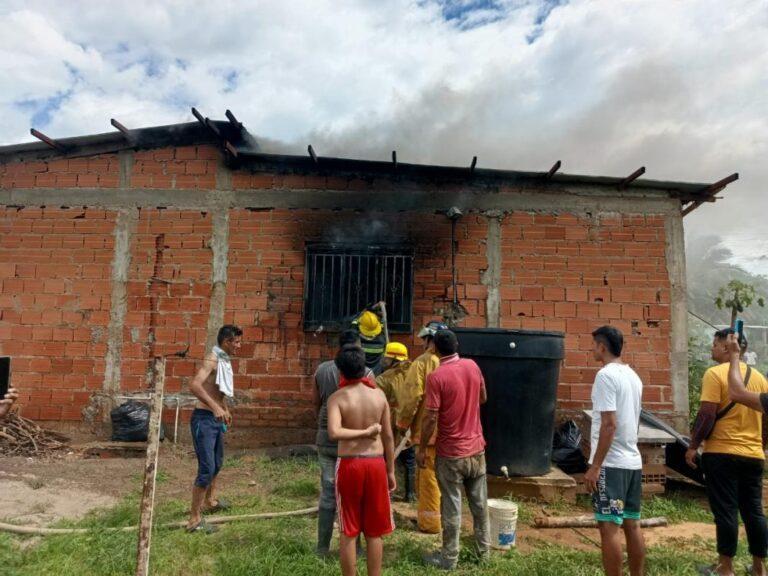 Pérdida de enseres por incendio de vivienda en Llano de Jorge