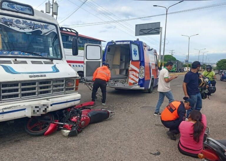 Una mujer lesionada en colisión de buseta y moto en Ureña
