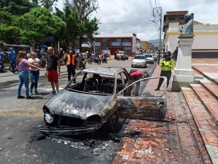 Vehículo se incendió frente a la iglesia de Michelena por presunto cortocircuito
