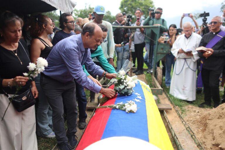 Entre gritos de “¡Justicia!” despiden a Carmen Navas