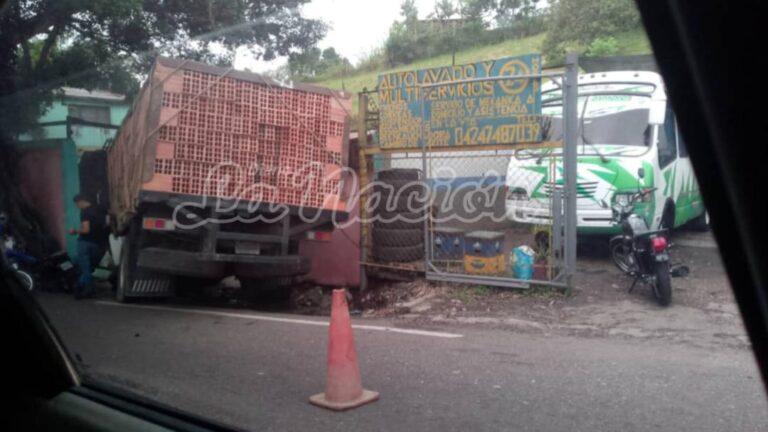 Camión impactó con vivienda en la vía hacia la frontera