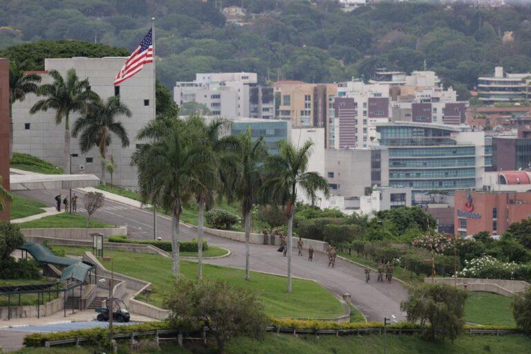 “Es una injerencia”, chavistas protestan en rechazo a ejercicio de EEUU en Caracas