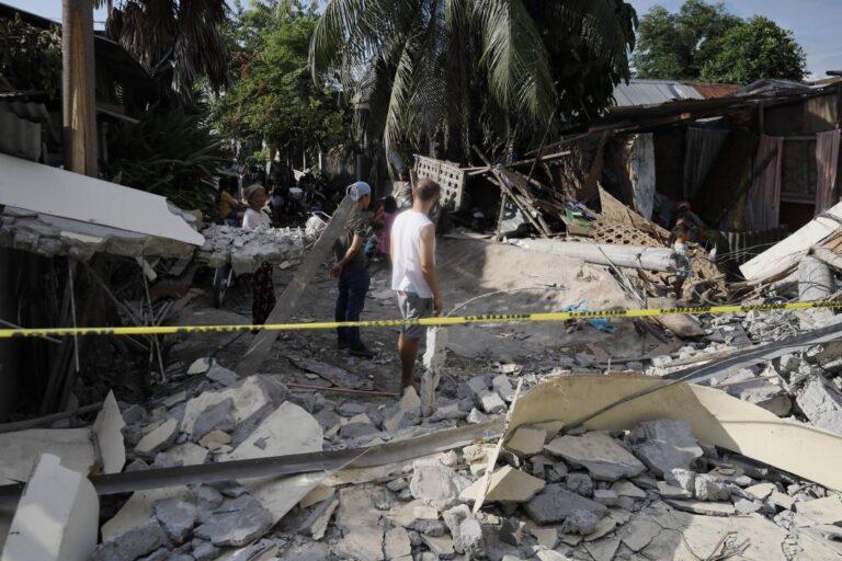 Cerca de 40 fallecidos por el sismo de 7,8 en Filipinas