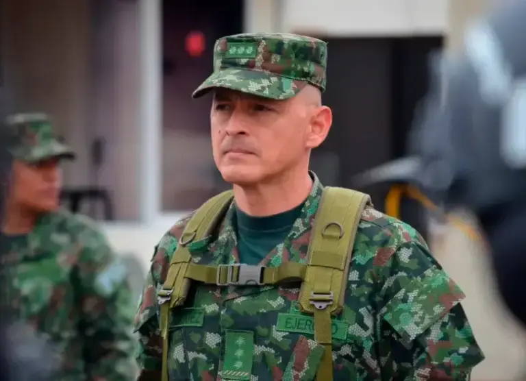 Retiran a general colombiano que denunció presiones de disidencias de FARC a comunidades
