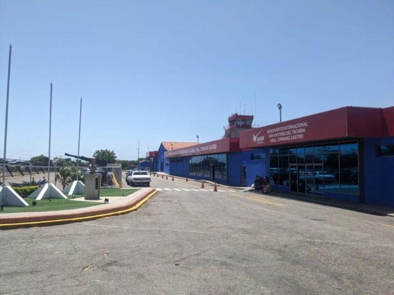 Siguen suspendidos los vuelos en el aeropuerto de San Antonio
