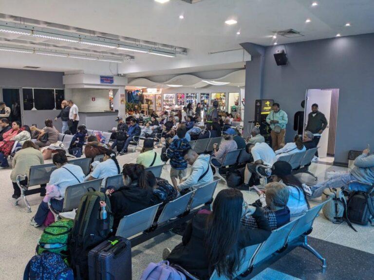 Malestar en viajeros por retrasos de vuelos