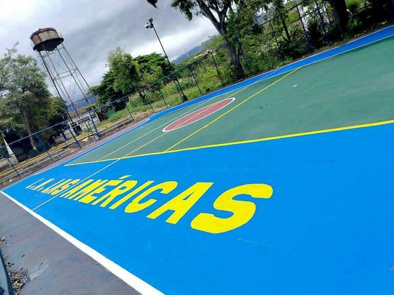 Cancha remozada en liceo nacional Las Américas