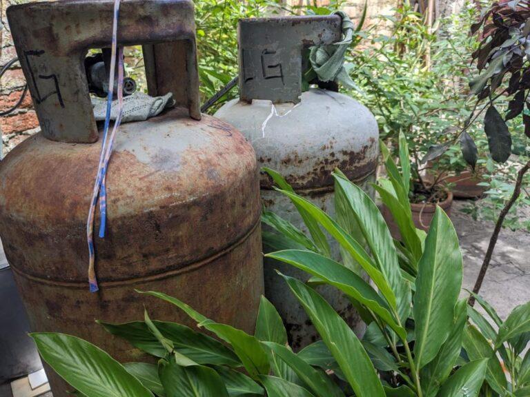 «Pagamos hace más de un mes y no han pasado por las bombonas»: vecinos de El Palotal