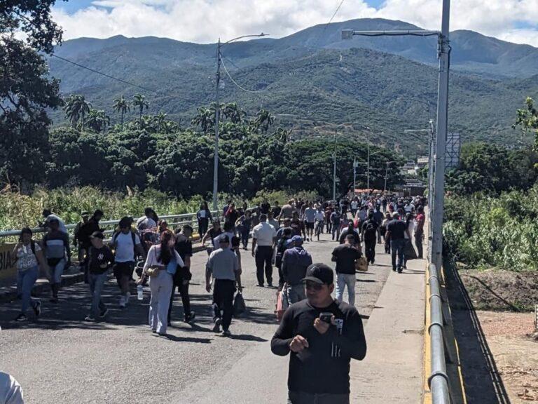 Cientos de transeúntes siguen cruzando en el puente Simón Bolívar
