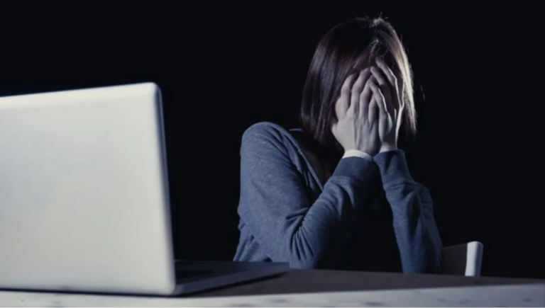 Mujeres en roles públicos en Iberoamérica enfrentan violencia digital