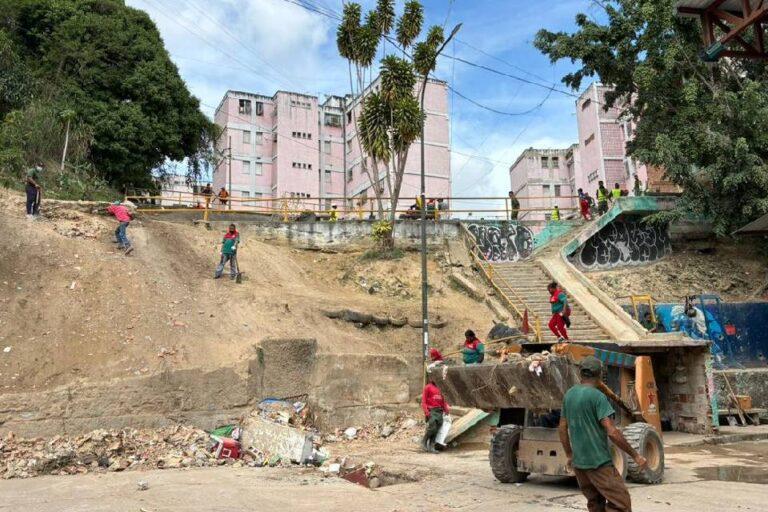 «Yo estaba era pendiente de mi abuela»: adolescente cuenta el derrumbe en Pinto Salinas