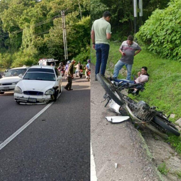 Cae en cuneta al colisionar su moto con un carro