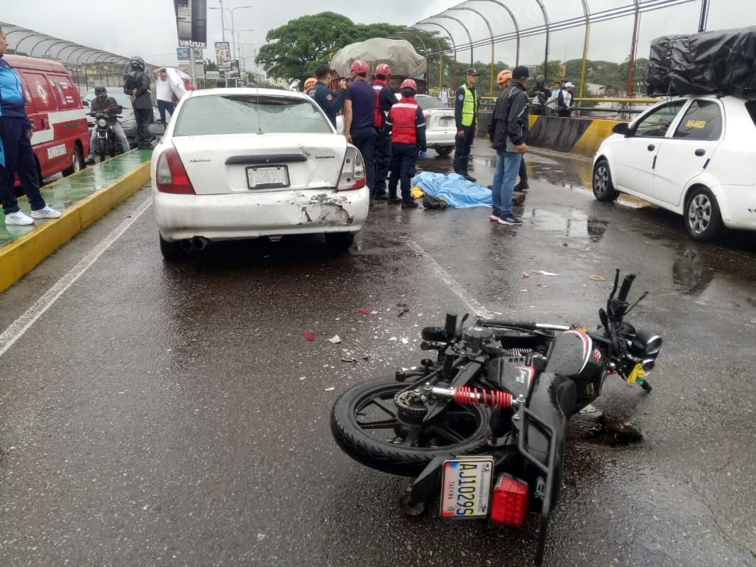 Falleció motorizado en colisión de vehículos en el viaducto viejo