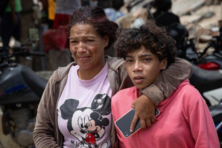 Caraqueños esperan por buenas noticias de familiares atrapados en edificios tras terremoto