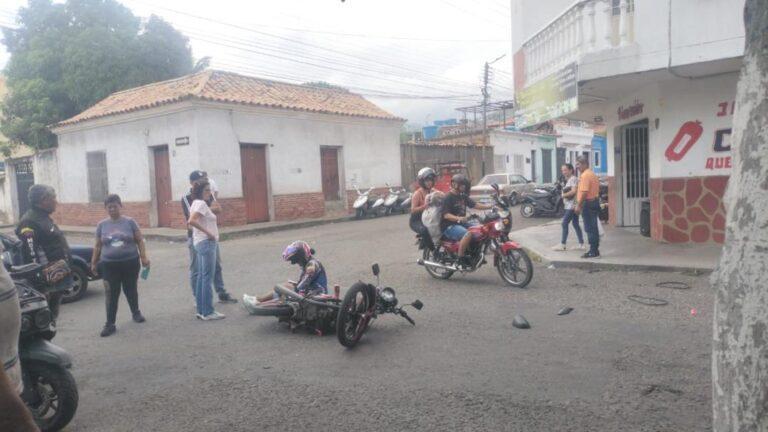 Colisión de carro y moto en San Antonio