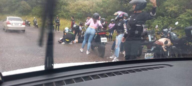 Derrape de moto deja a una joven lesionada
