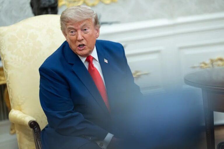 Trump dice que sopesa lanzar un «ataque masivo» contra Irán