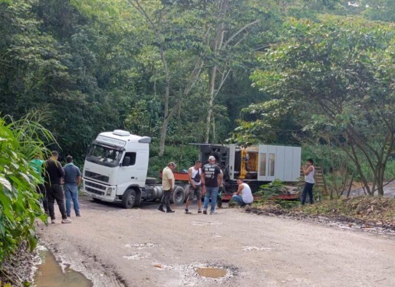 Gandola atascada dificultó el tránsito por La Petrólea
