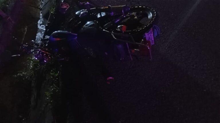 Dos lesionados tras choque de motocicletas enColón