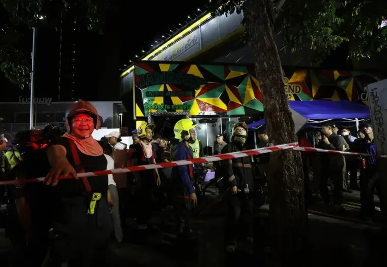 Mueren al menos 27 personas en incendio de un bar en Tailandia