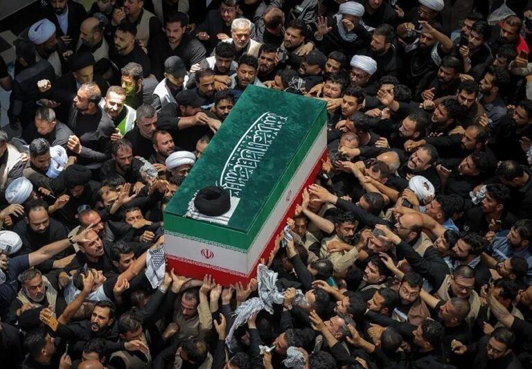 Irán da su último adiós a Jameneí con un multitudinario entierro en Mashad