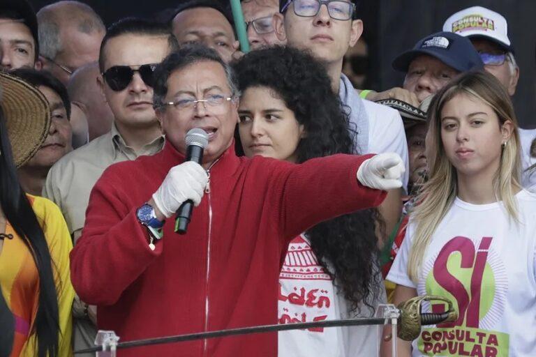 Petro entregará espada de Simón Bolívar y sotana del cura Camilo Torres a dos museos