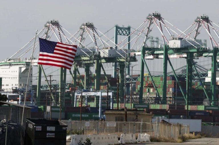Trump impone aranceles de hasta 12,5 % a 60 países