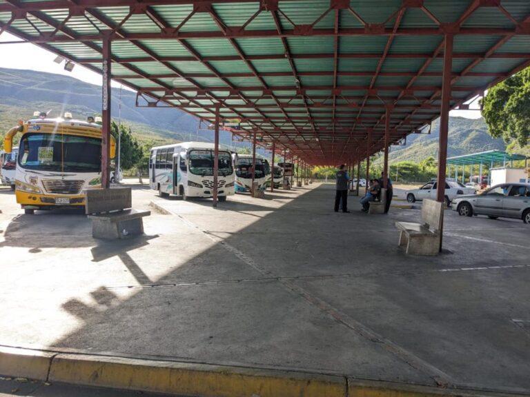 ¡Siguen a la espera de los interurbanos en el terminal!