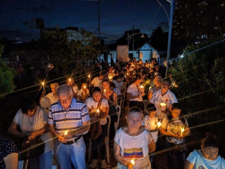 Un rosario por las víctimas del doble terremoto