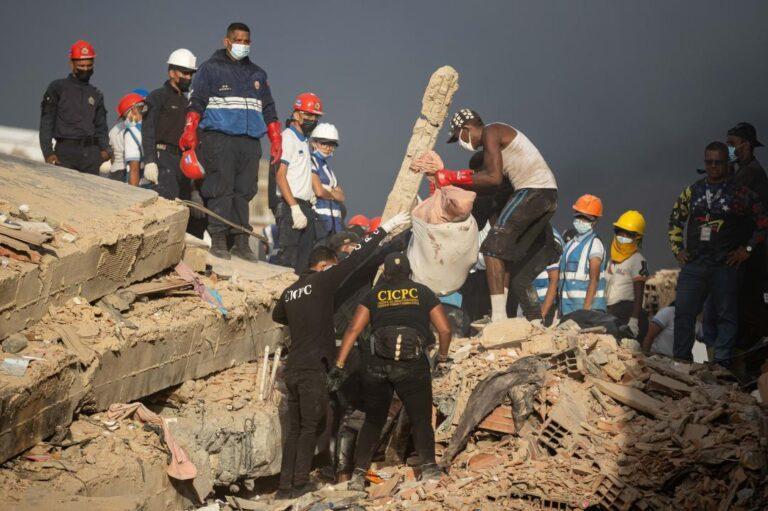 México envía dos buques con ayuda humanitaria