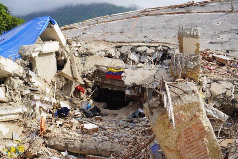 A dos semanas del terremoto crece desesperación por recuperar personas «vivas o muertas»