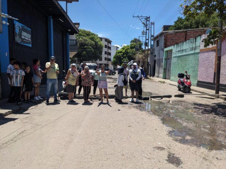 Protestan en San Antonio por problemática con aguas servidas