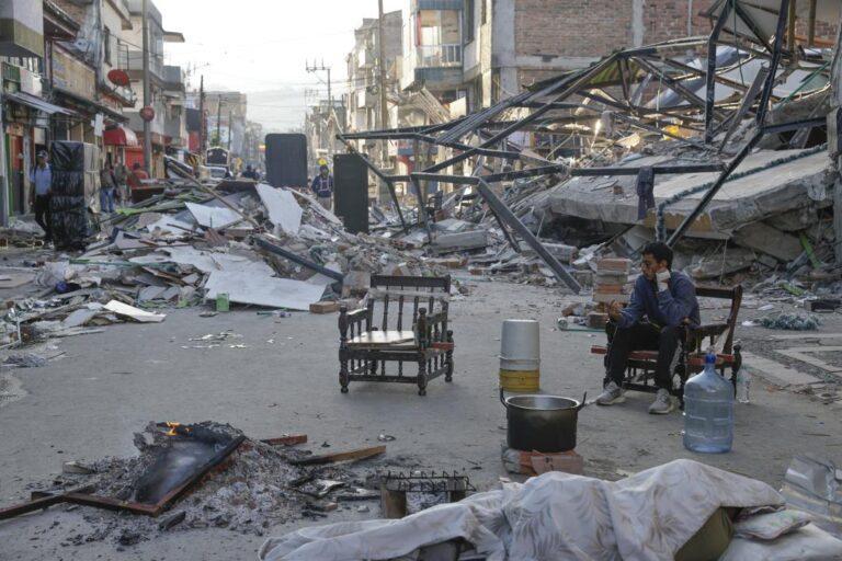 Búsqueda contrarreloj entre los escombros un día después del fuerte terremoto en Colombia