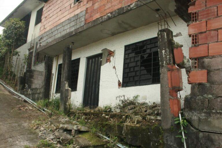 Entre casas caídas y grietas esperan ayuda en El Torbes