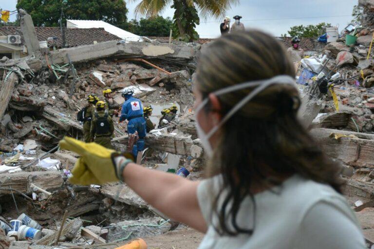Colombia se centra en sacar cuerpos bajo escombros
