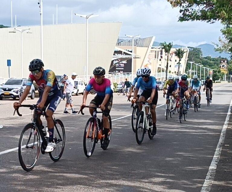 Rafael Campos y Dayana Ramírez dominan la primera del Tour Andina Menor