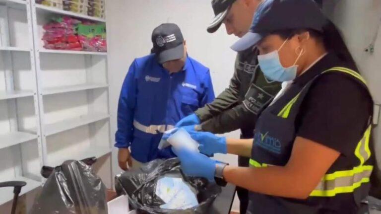 Allanan en La Parada dos viviendas con productos de contrabando