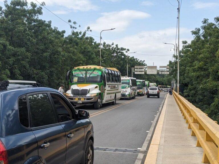 Retornan los vehículos al puente binacional de Ureña
